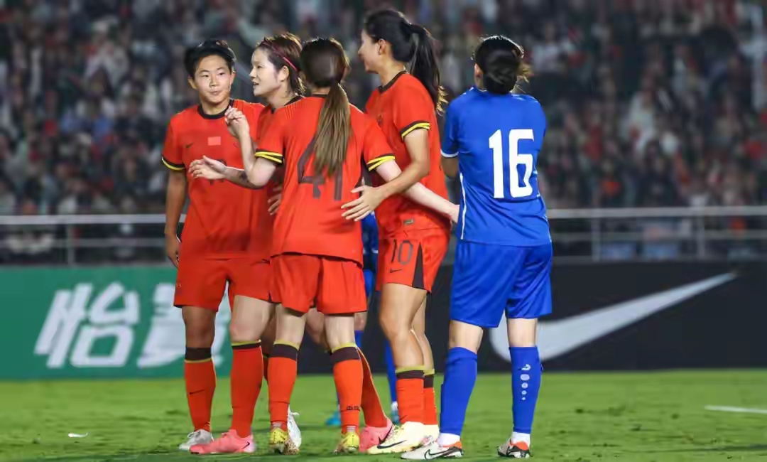 荷兰女足队员集训备战国际比赛练兵有素(从青涩菜鸟到世界亚军,飞翔的荷兰女足还有未来)