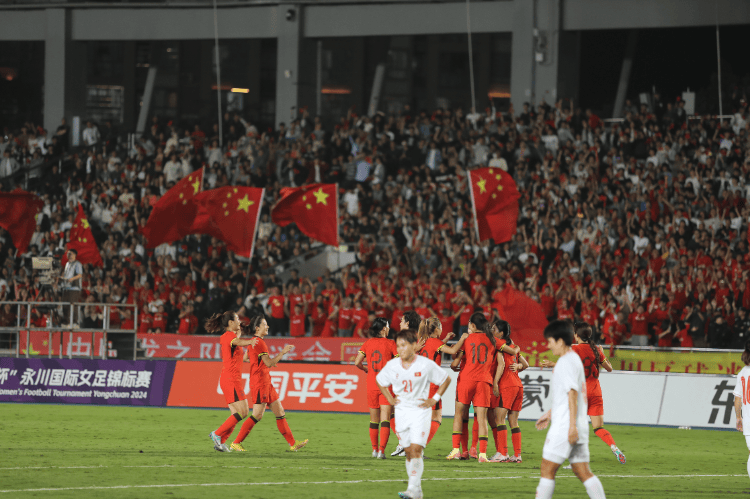 凭借实力，中国女足队员夺冠