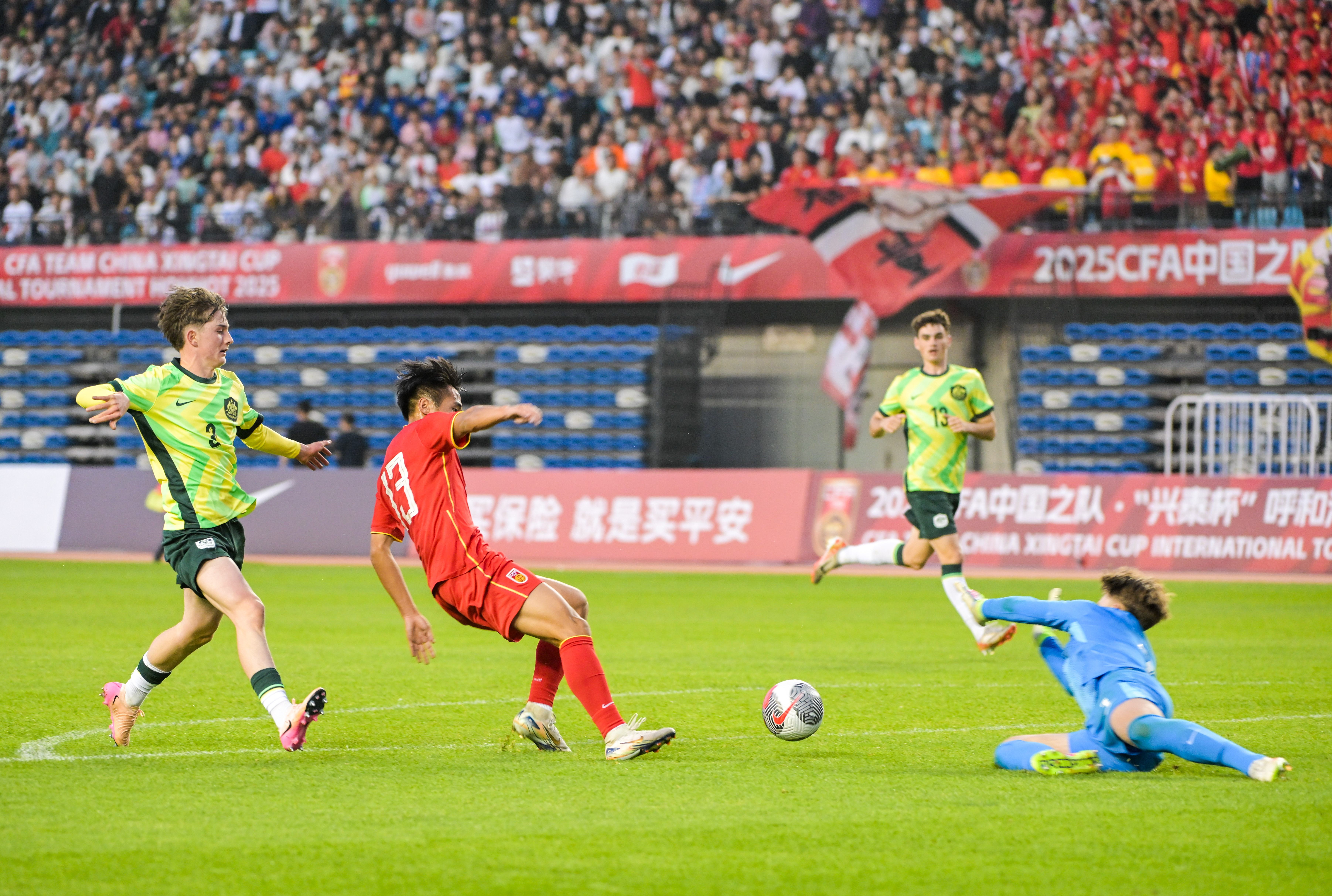 杏彩体育app下载-顶尖球队在赛场上展现出风采