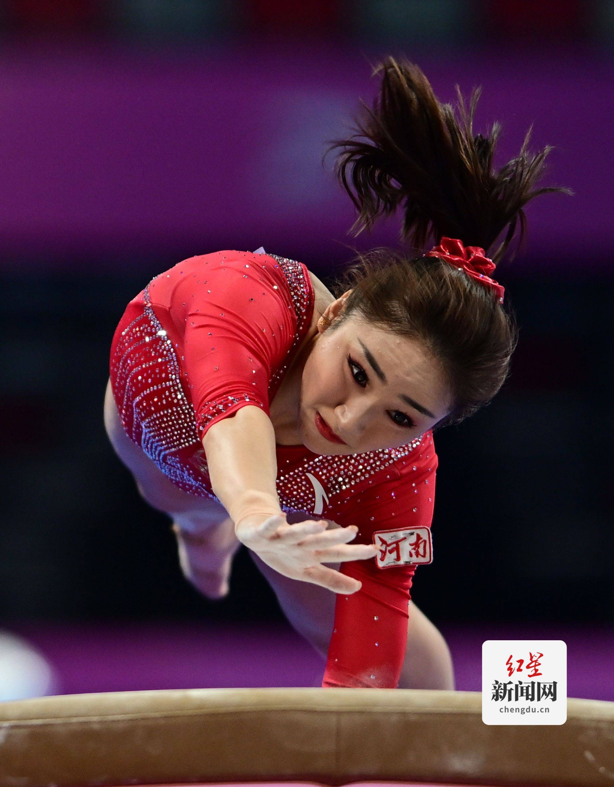 杏彩体育链接-体操比赛中选手柔韧身姿完美展现