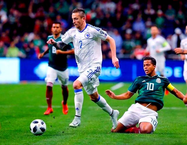 游泳赛场上实力对决，巴西选手表现抢眼