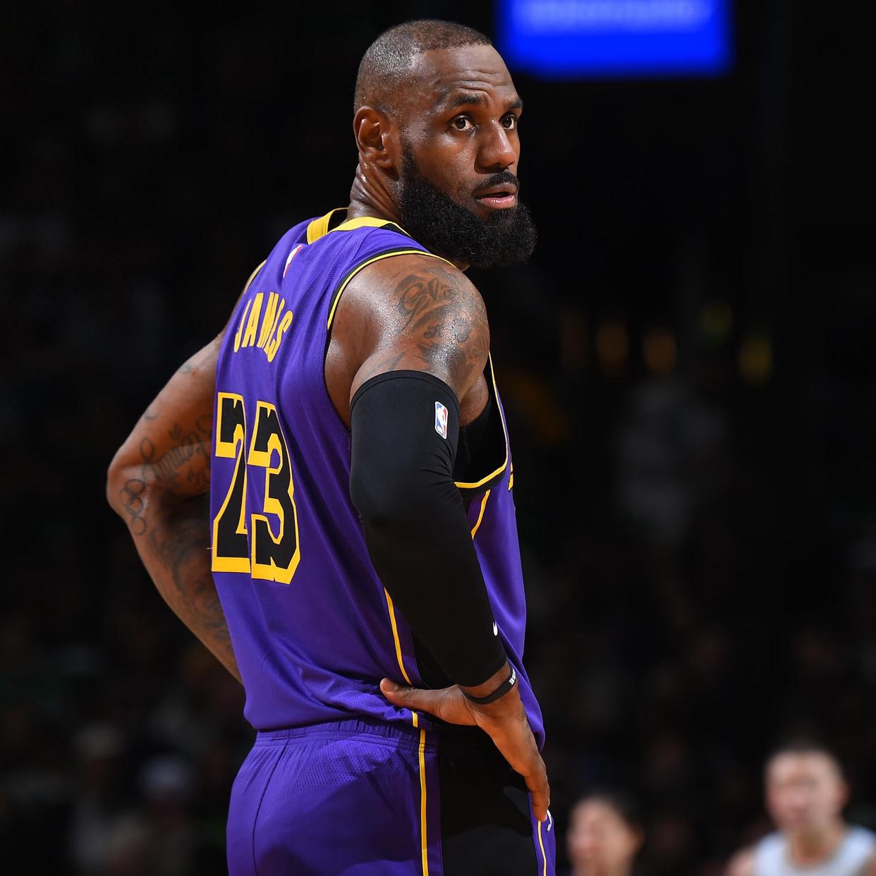 杏彩体育官网-猛龙遭湖人绝杀，詹皇关键三分