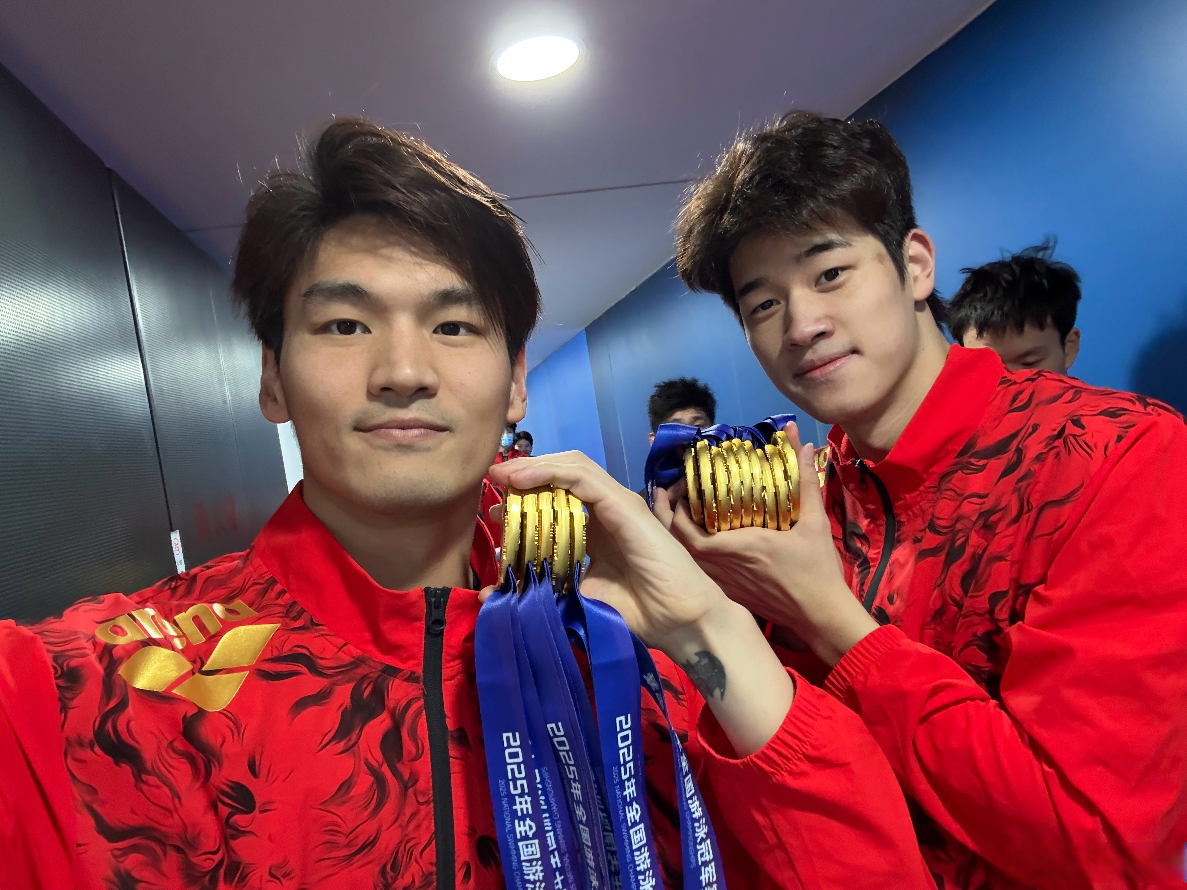 南美代表团在游泳比赛中表现出色，斩获金牌