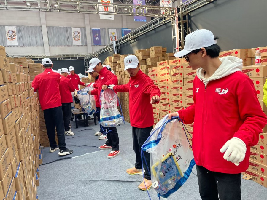 马拉松志愿者大军战备，热情服务