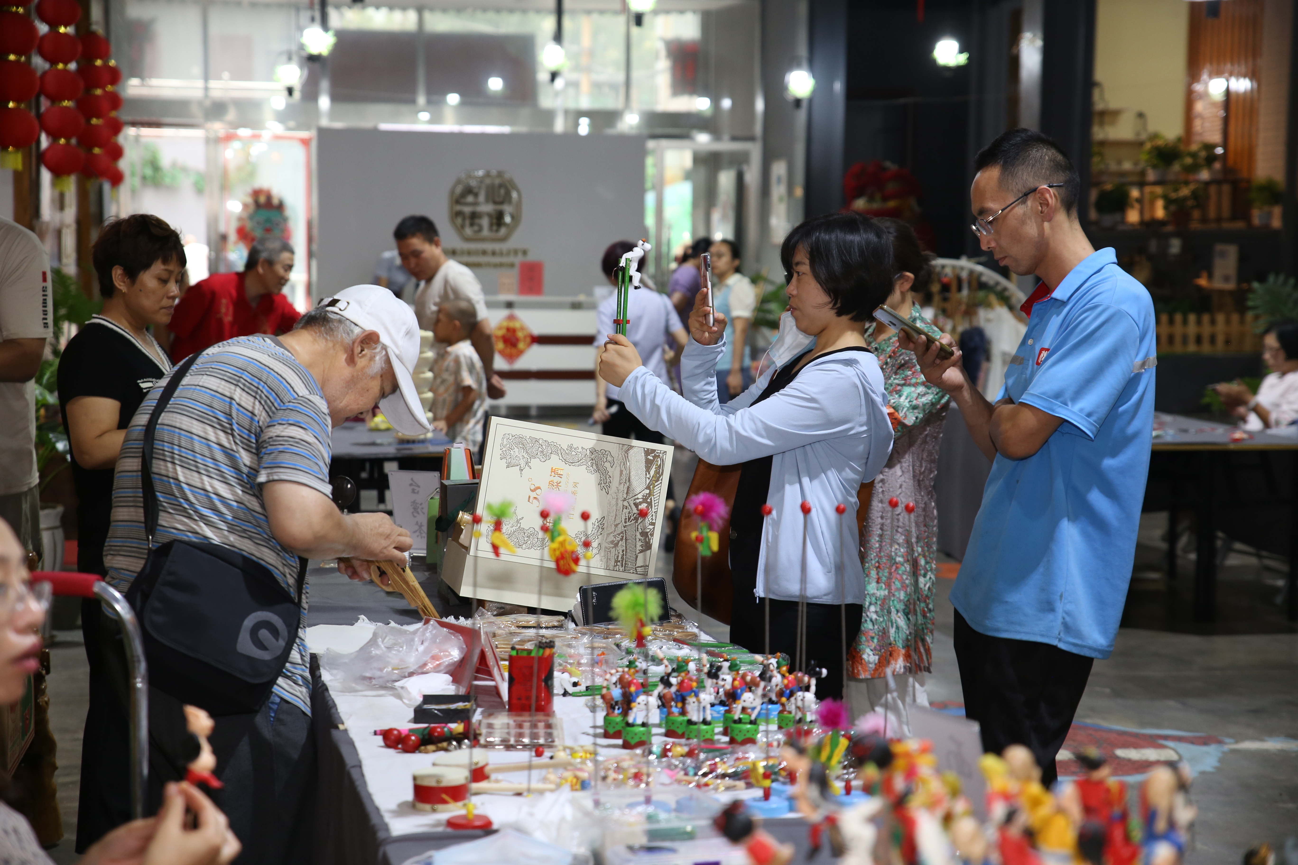 包含文化艺术活动丰富多彩，市民社交生活更加丰富的词条