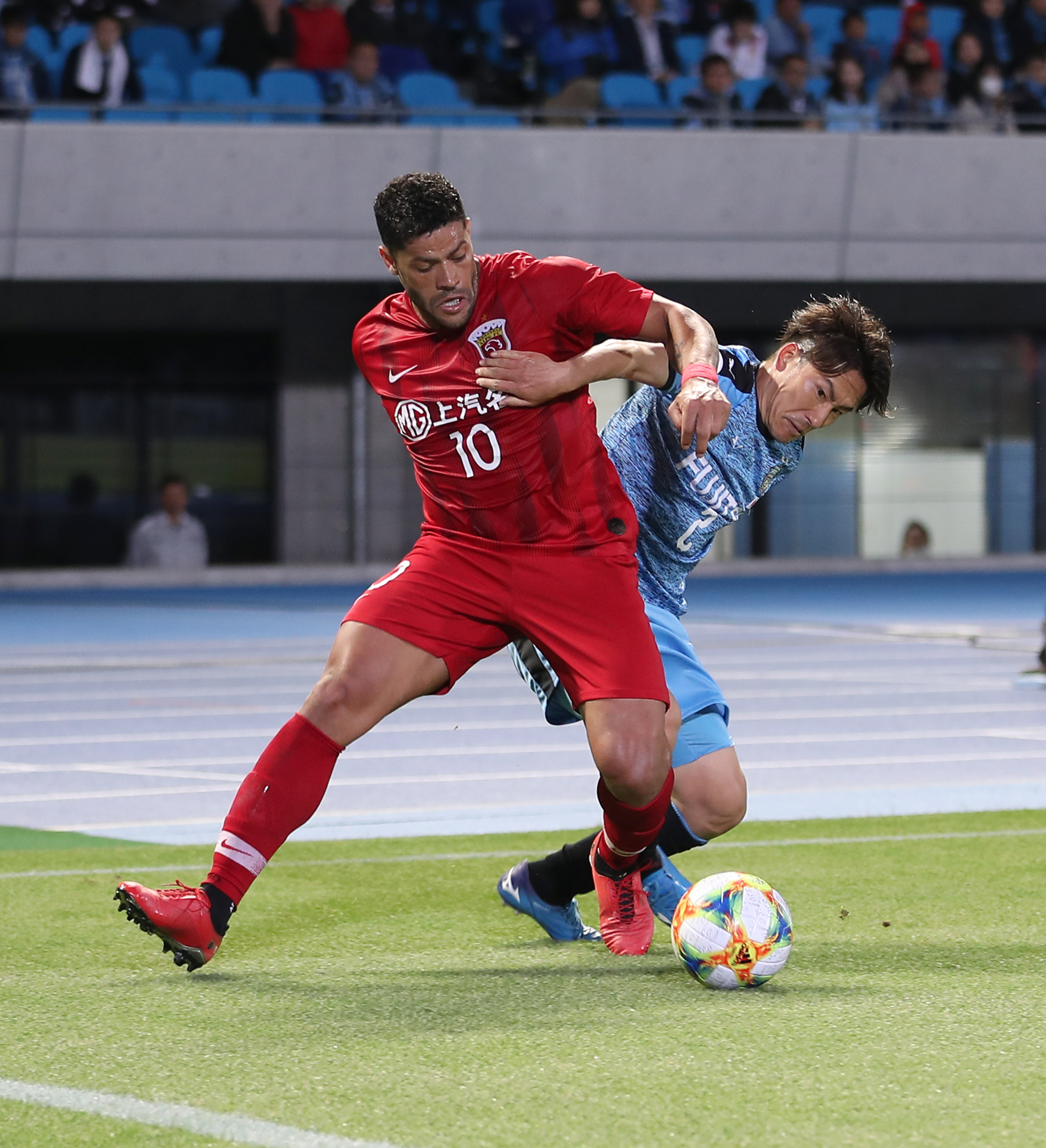 杏彩体育网页版-上海上港队员表现出色，成功击败对手