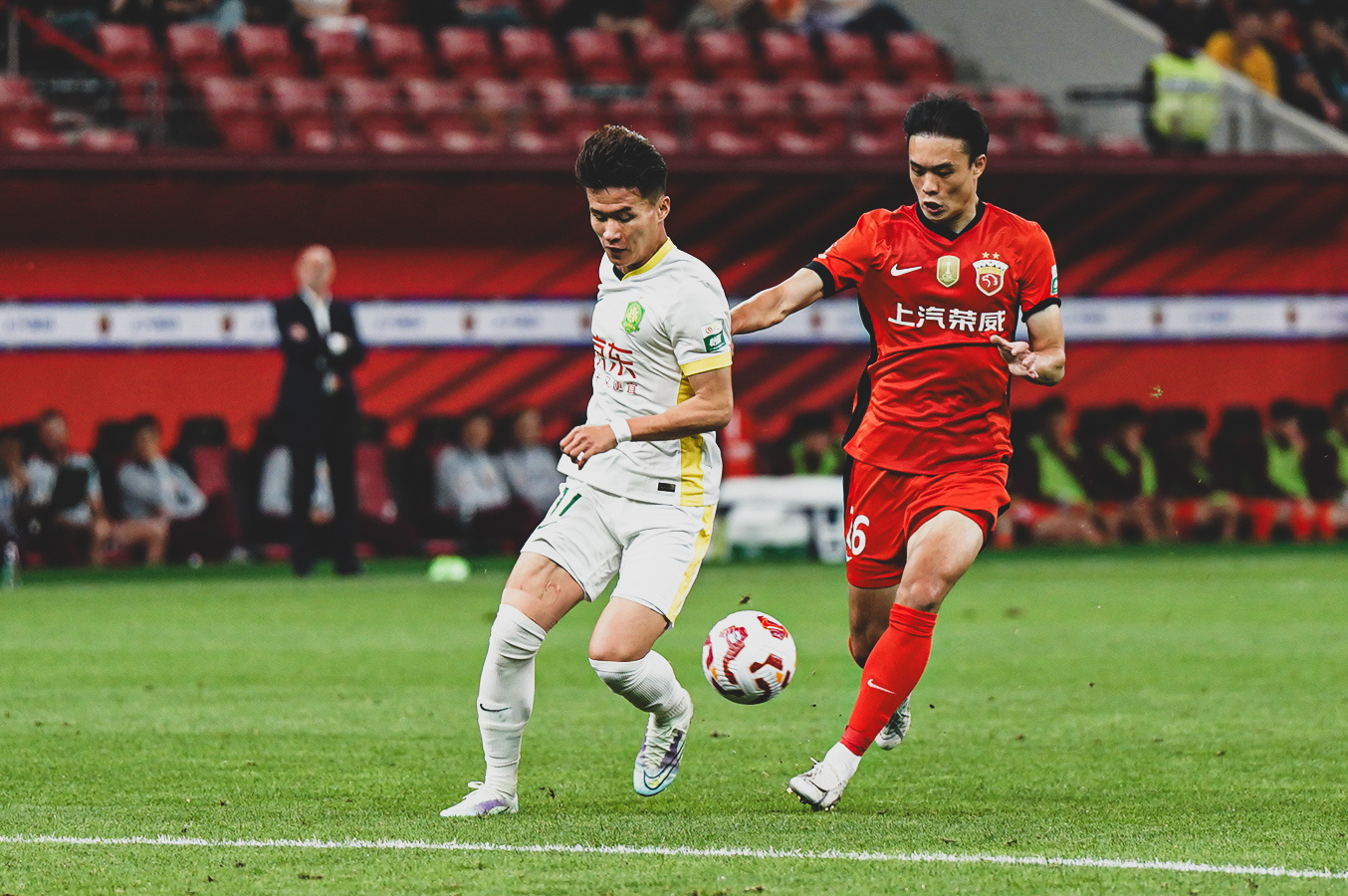 包含北京国安战胜上海上港，掌握主动强势胜出的词条