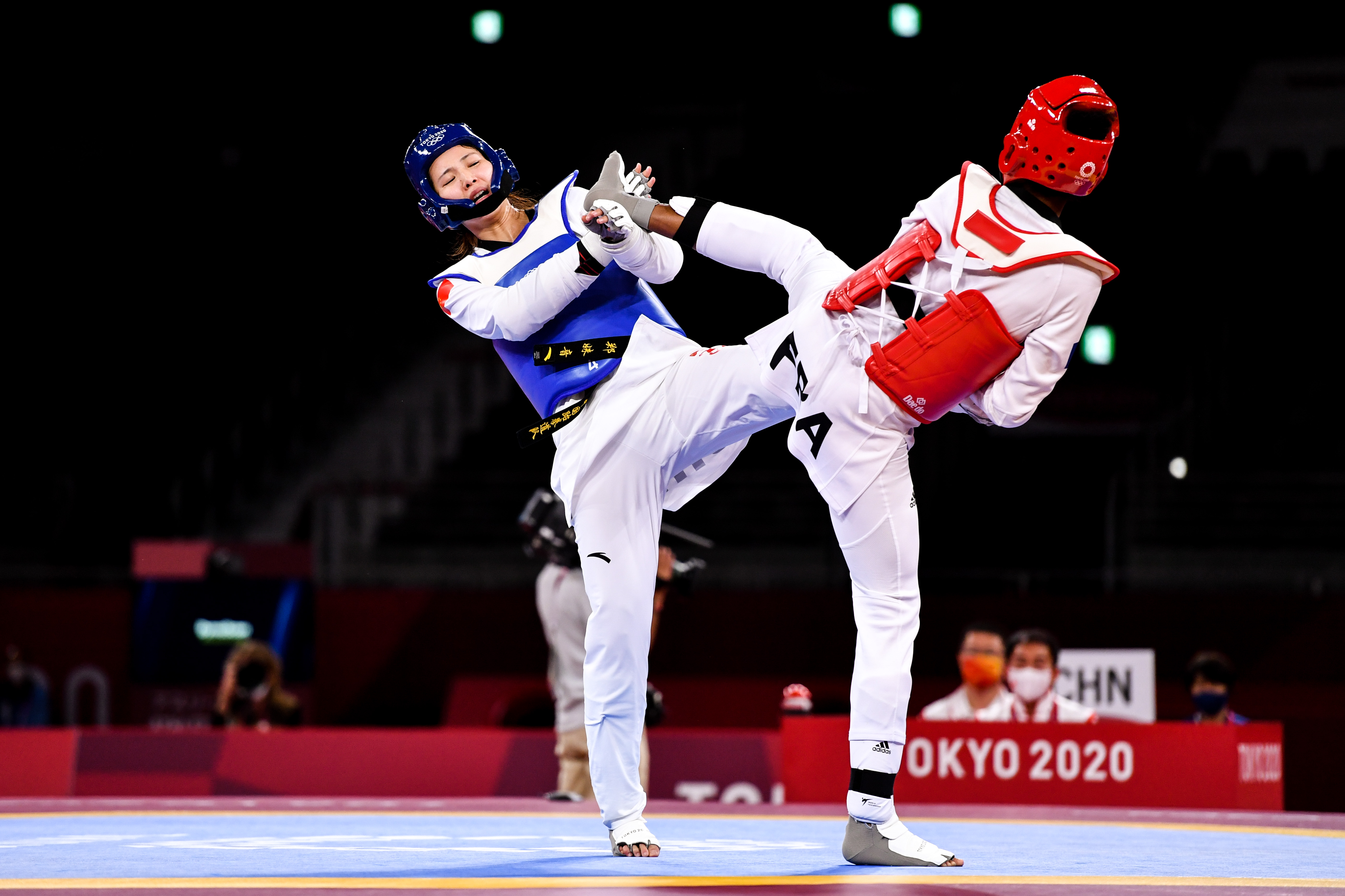 加拿大运动员在跆拳道比赛中击败对手 加拿大运动员在跆拳道比赛中击败对手