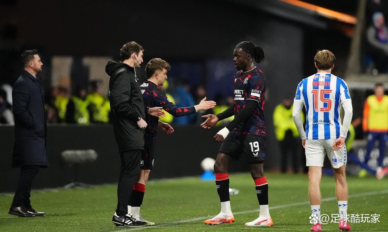 防线犯错失球频发，球队引发争议