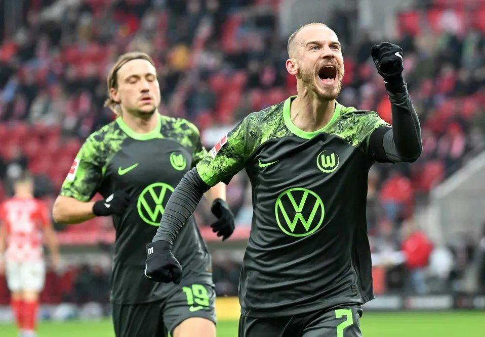 沃尔夫斯堡锋线高效,轻松击败对手 沃尔夫斯堡锋线高效,轻松击败对手