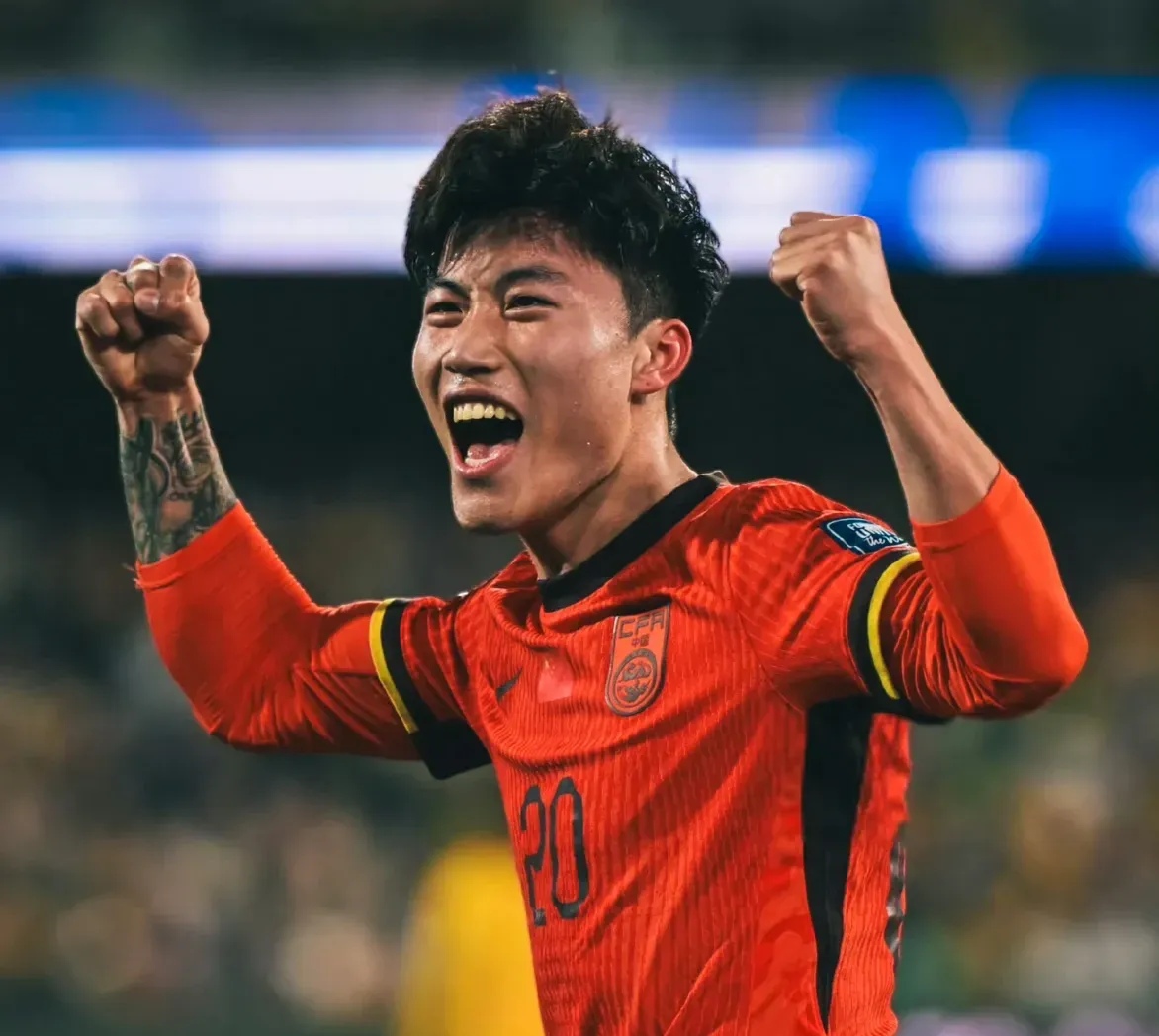 参赛球员在场上拼尽全力，争取每一分