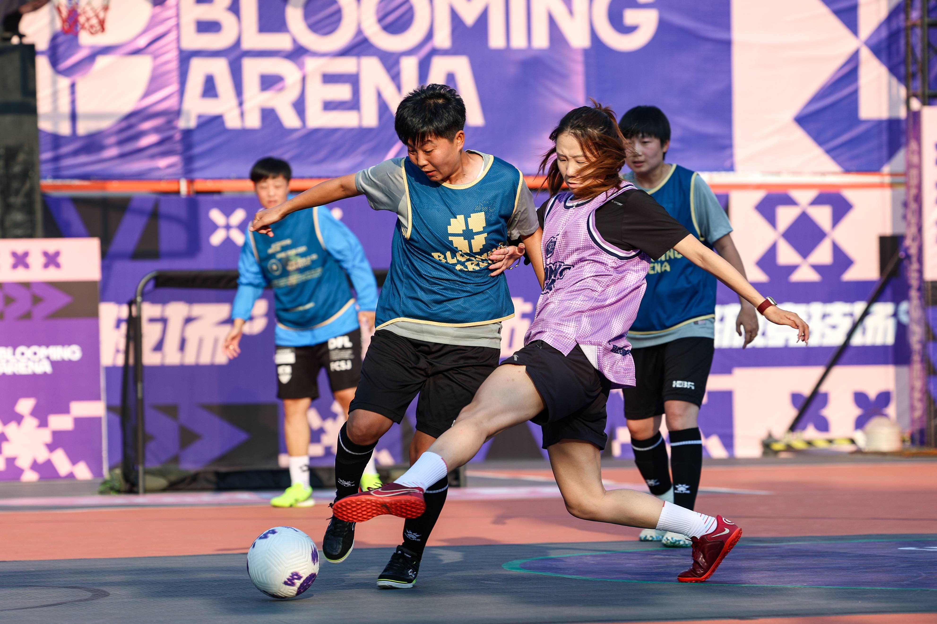 杏彩体育app下载-足球竞技场上，球星们势如破竹展现威风的简单介绍